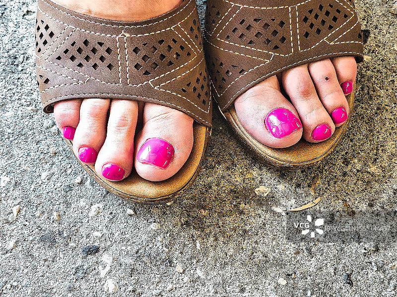 涂紫色指甲油的女人图片素材