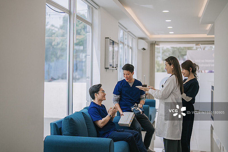 中国医护人员在诊所庆祝生日图片素材