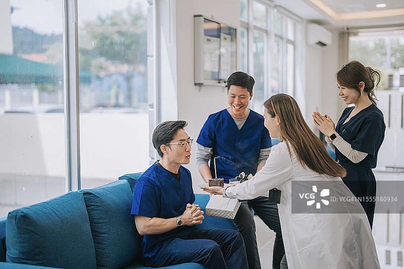 中国医护人员在诊所庆祝生日图片素材