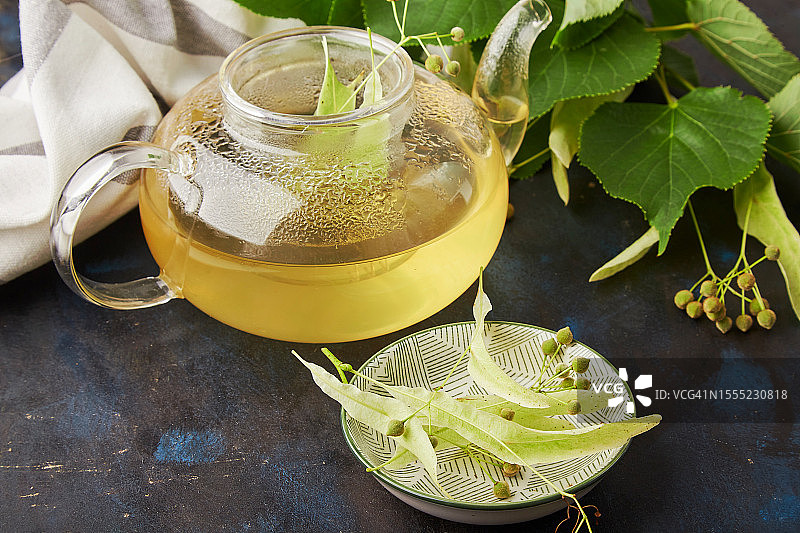 玻璃器皿中的草本有机天然椴树花茶，享受放松时刻，健康暖饮图片素材