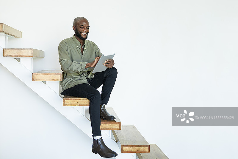 商业人士的数字决策阶梯策略图片素材