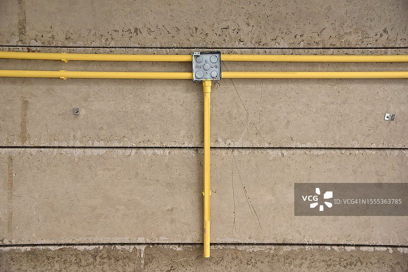 施工中的管道和电缆图片素材