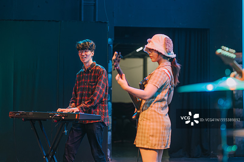 舞台上表演的年轻亚洲混合乐队图片素材