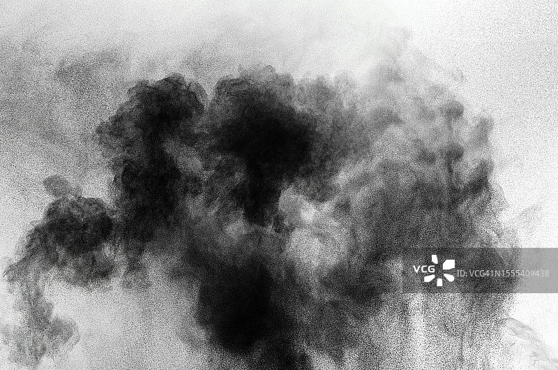 白色背景上的爆炸烟雾和灰尘图片素材