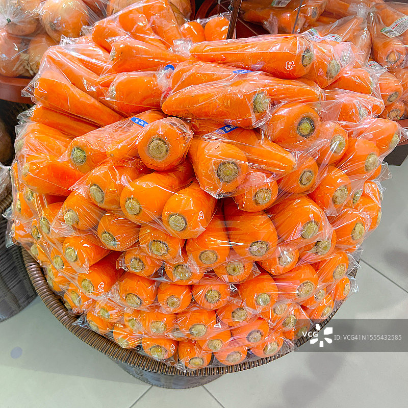 青森县出产的胡萝卜堆放在市场上图片素材