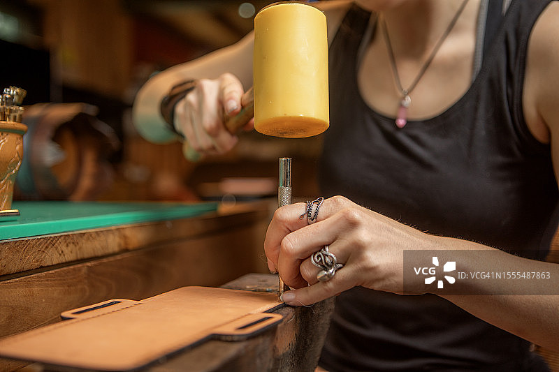 工作室里的女性工艺美术专家特写图片素材