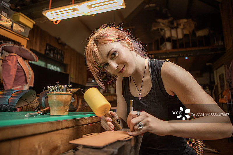 工作室里的年轻女工艺品专家图片素材