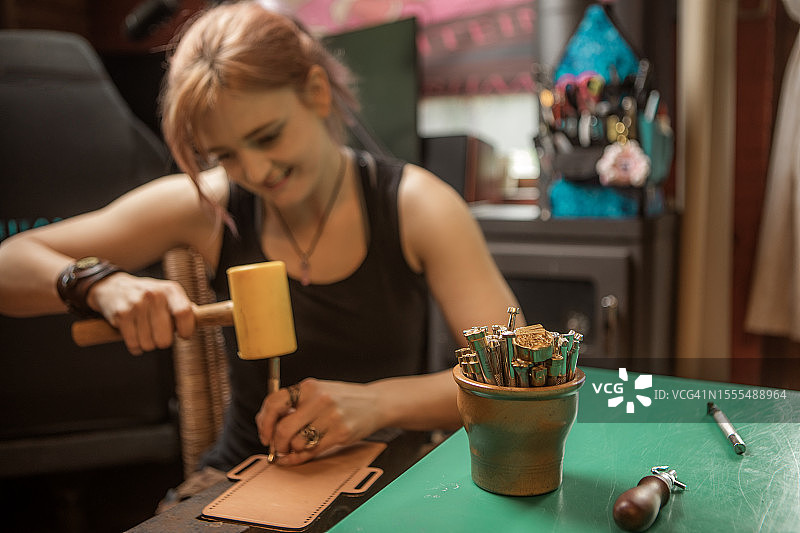 工作室里的年轻女工艺品专家图片素材