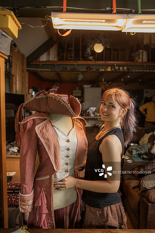 工作室里的年轻女工艺品专家图片素材