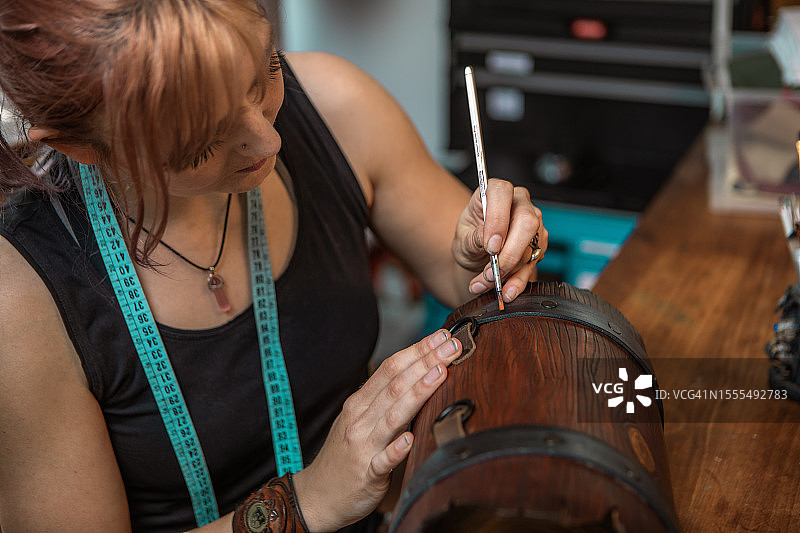 工作室里的年轻女工艺品专家图片素材