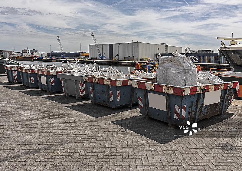 装满建筑垃圾的开放式工业废料钢制容器图片素材