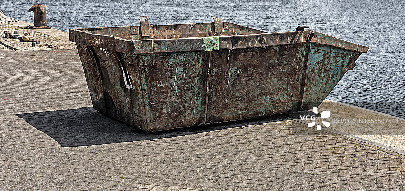 开放式工业废料钢制容器图片素材