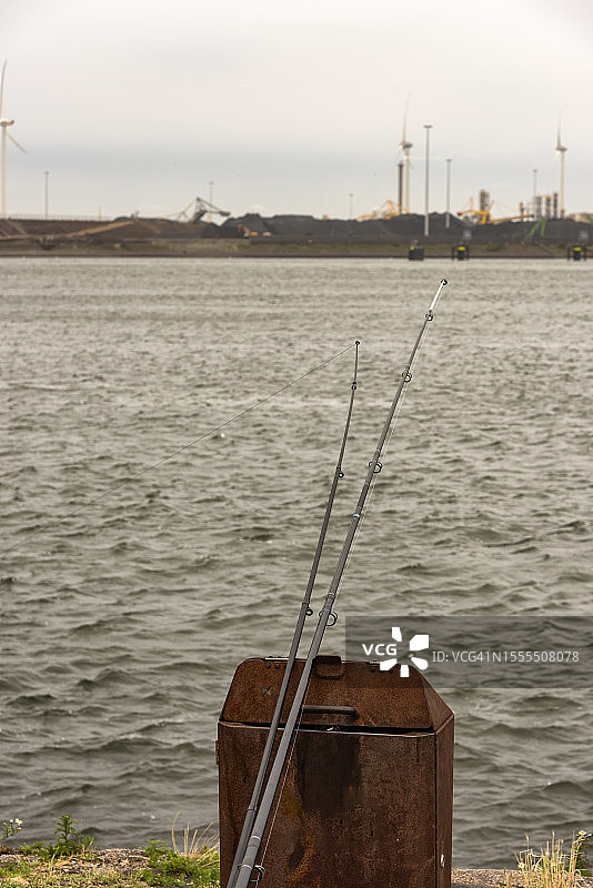 两根专业钓鱼竿图片素材