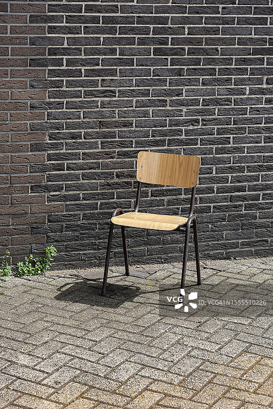 室外的木制办公椅图片素材