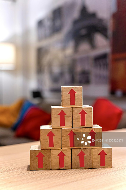 商务概念：增长，木块上的箭头向上移动图片素材