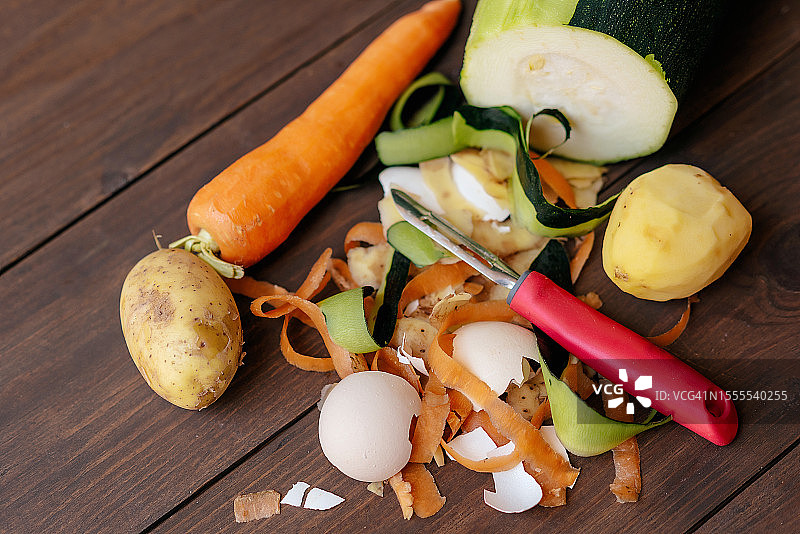 用于土壤堆肥的有机废弃物、天然肥料、蔬菜皮是可堆肥的有机食物垃圾、剩余食物准备堆肥、对环境负责的行为、生态、回收废弃物概念图片素材