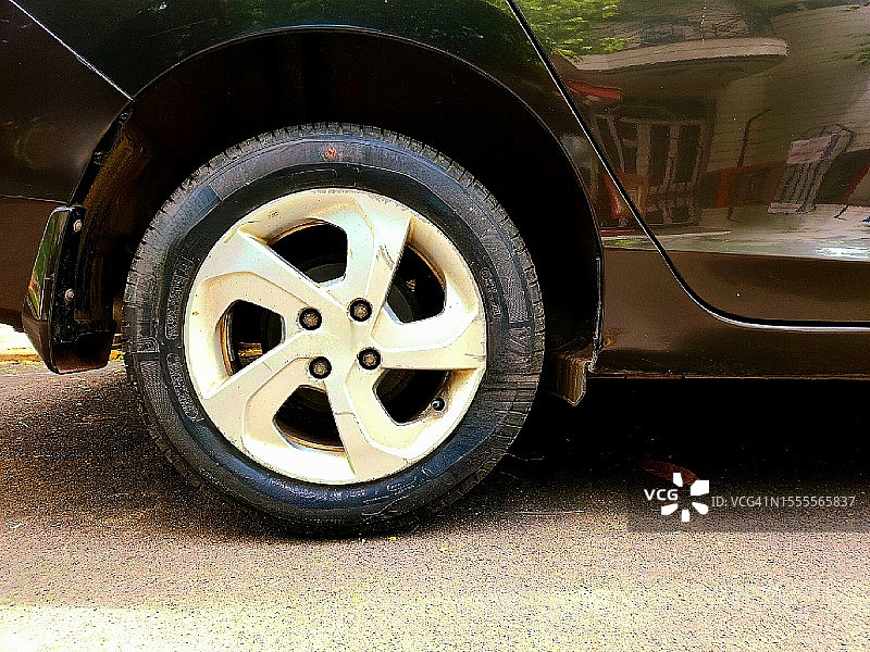 黑色轿车后轮胎图片素材