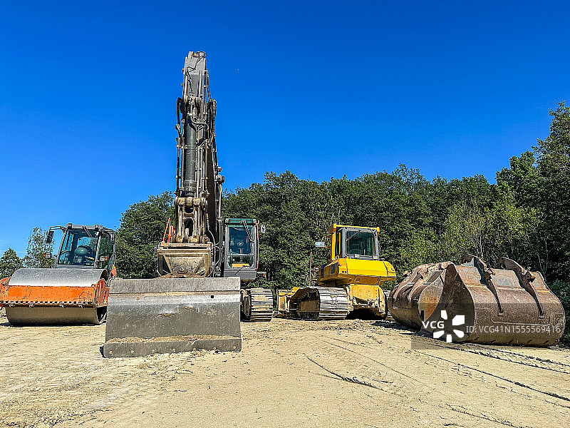 建筑工地上的土方机械图片素材