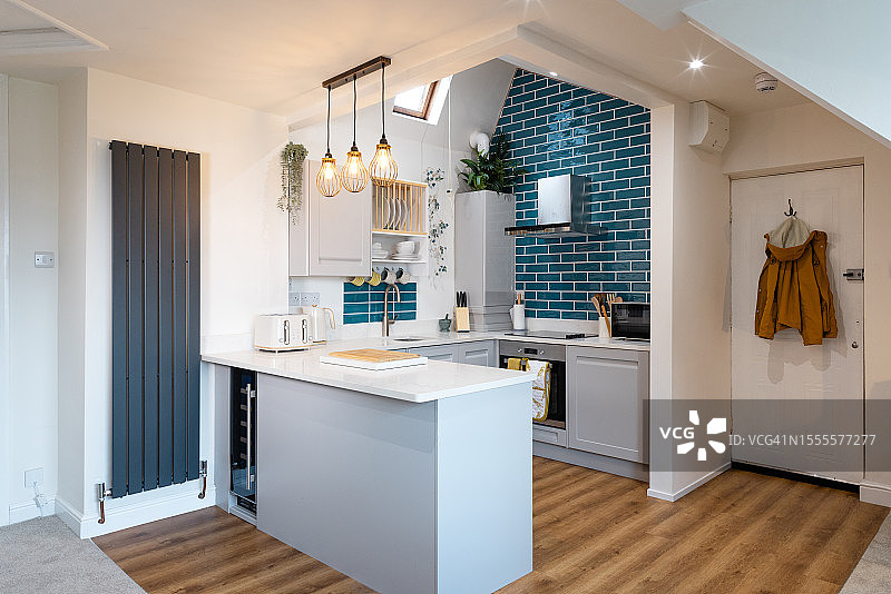 阁楼公寓中的现代厨房图片素材