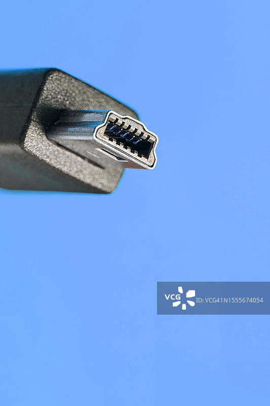 蓝色背景上的迷你USB连接器图片素材