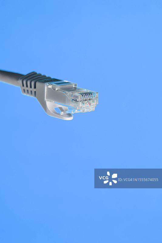 蓝色背景上的白色以太网线缆图片素材