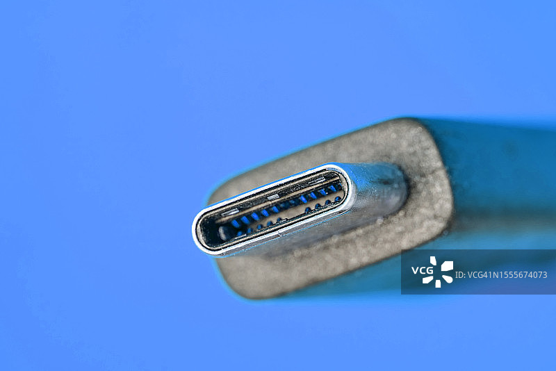 蓝色背景上的USB Type-C连接器图片素材