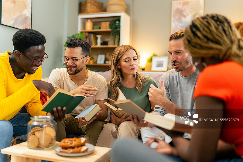 朋友参加读书会图片素材