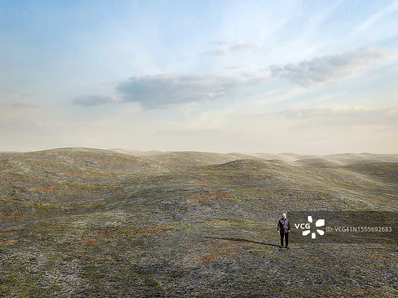 独自站在荒地上的男人图案图片素材