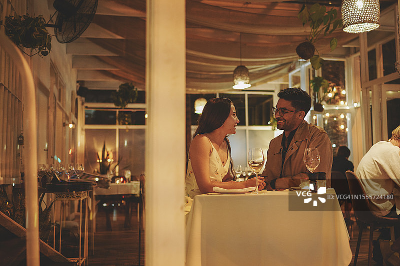 夜晚晚餐约会交谈的年轻夫妇图片素材