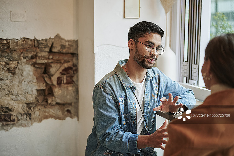 年轻男人在咖啡馆和女人第一次约会图片素材