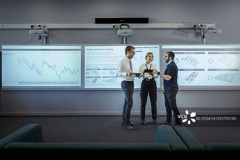 可持续能源研究机构中的能源图表和统计研究工程师图片素材