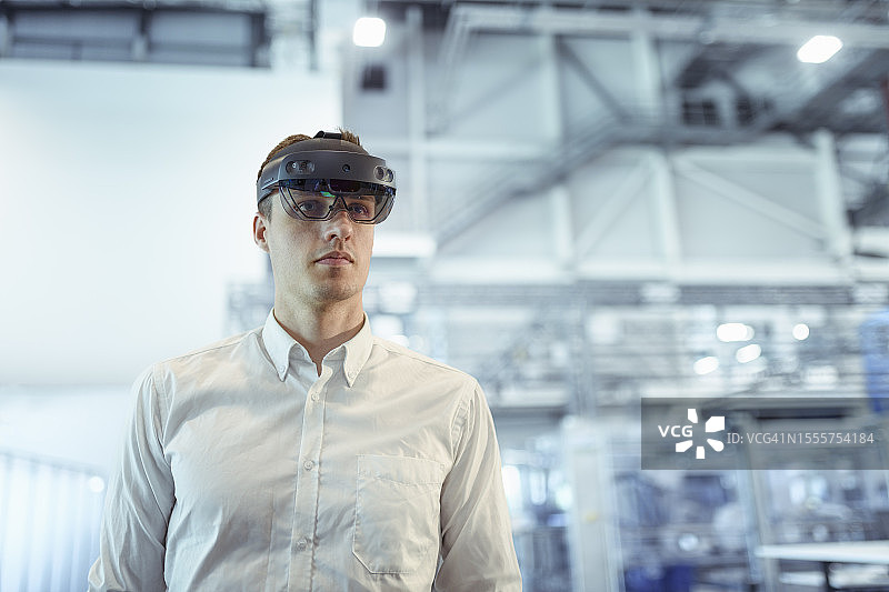 工程师在工厂使用增强现实头显图片素材
