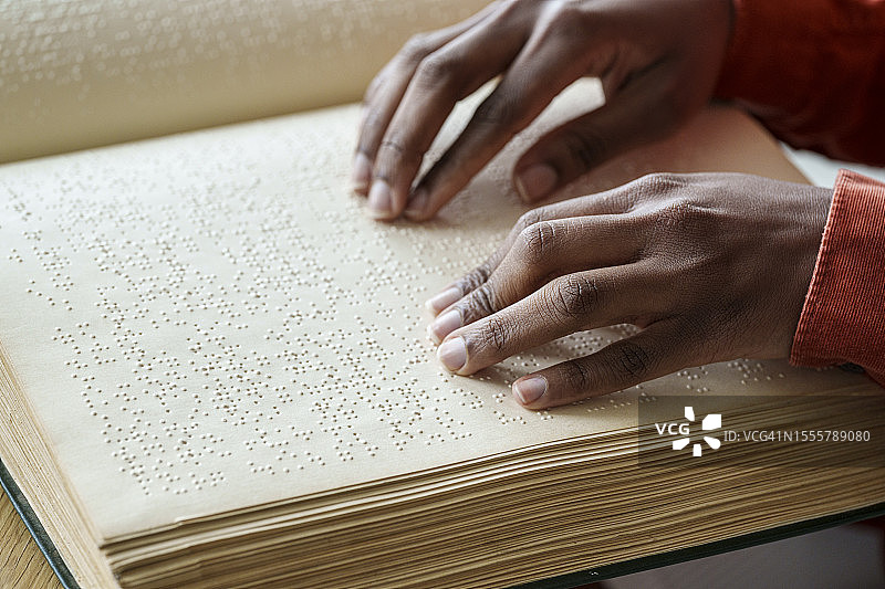 女人阅读书中的盲文图片素材