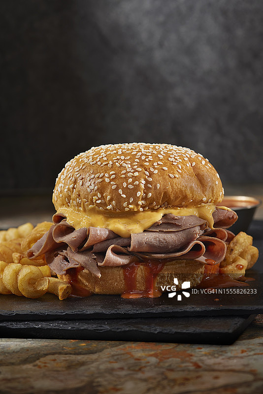 仿制烤牛肉切达干酪三明治图片素材