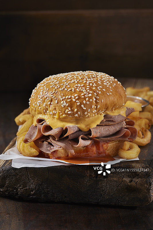 仿制烤牛肉切达干酪三明治图片素材