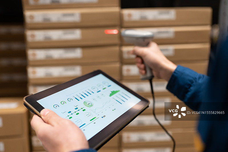 工人使用扫描枪检查仓库图片素材