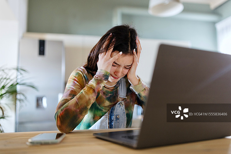 焦虑的女孩遭受网络欺凌图片素材