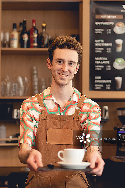 咖啡柜台前的快乐咖啡师肖像图片素材