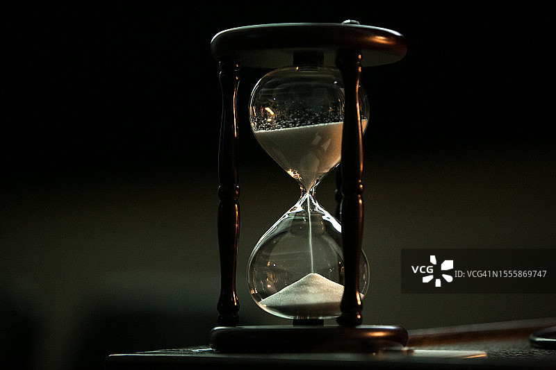 深色背景上的沙漏图片素材
