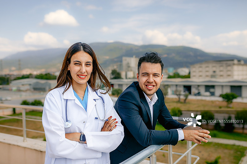 屋顶休憩：商务主管与年轻女医生交谈图片素材