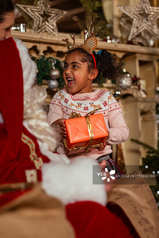 圣诞老人派发礼物图片素材