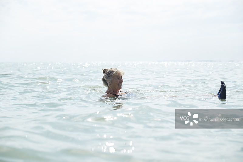 在海中游泳的女人图片素材