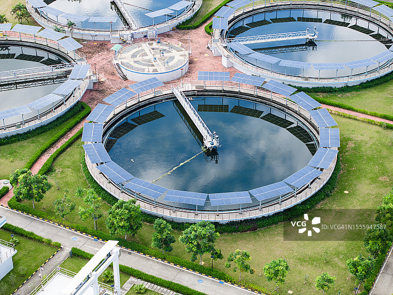 安装太阳能光伏板，助力污水处理厂实现可持续发展图片素材