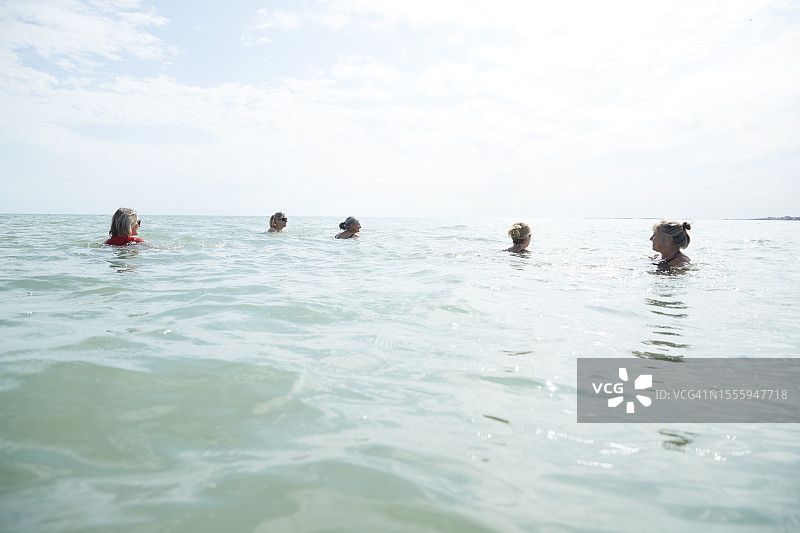 在海中游泳的女人图片素材