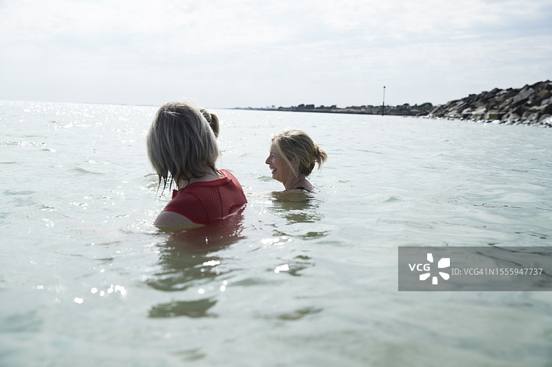 在海中游泳的女人图片素材