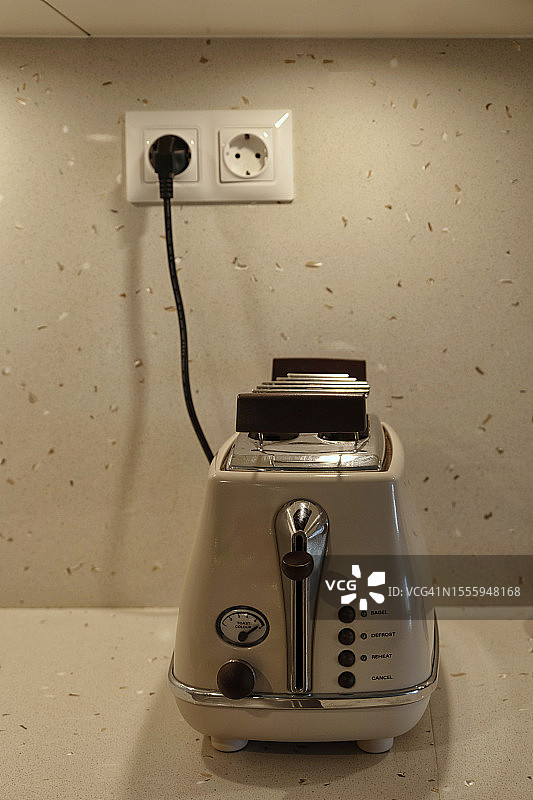 厨房台面上烤面包机的正面照图片素材