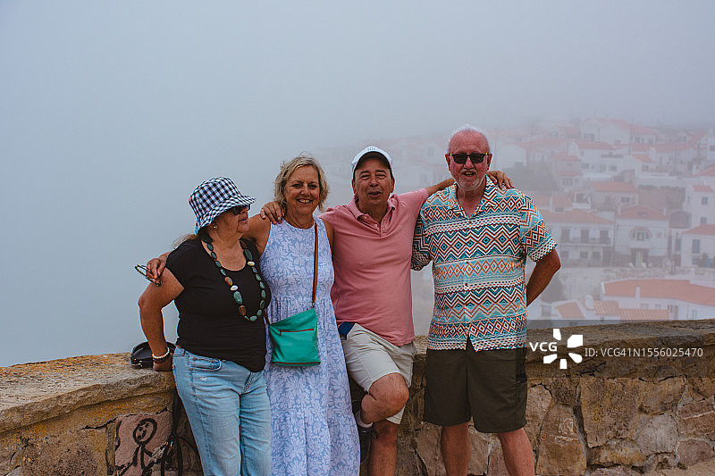 在阿曾尼亚斯·杜马尔小镇联谊的朋友们图片素材