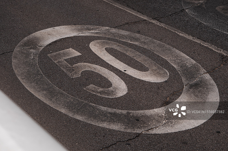 沥青路面上的限速标志图片素材