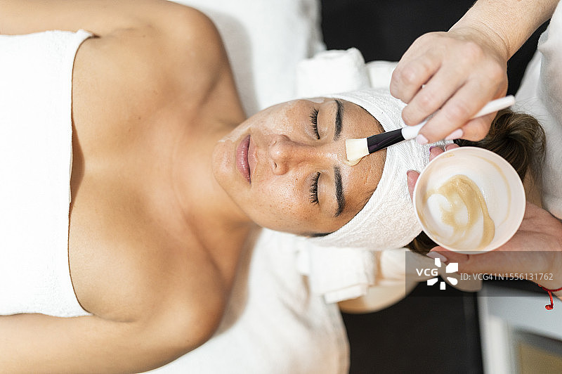 中年妇女正在做面部护理图片素材
