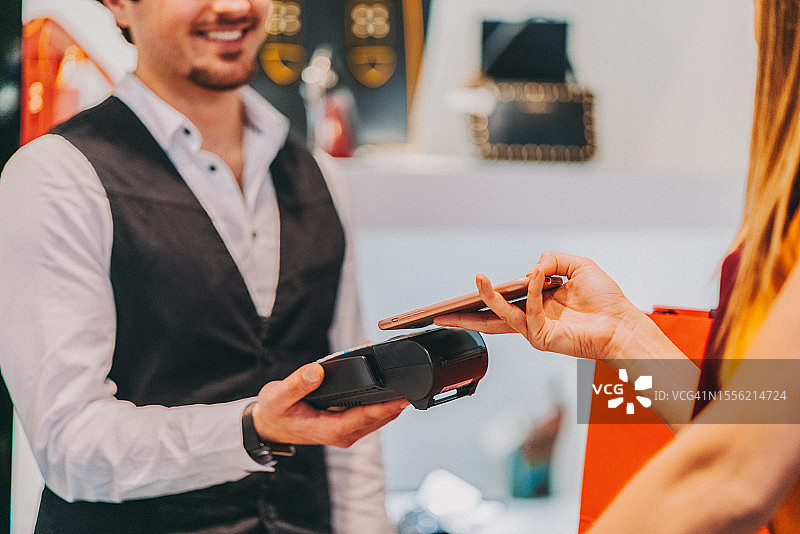 在购物中心进行非接触式支付图片素材